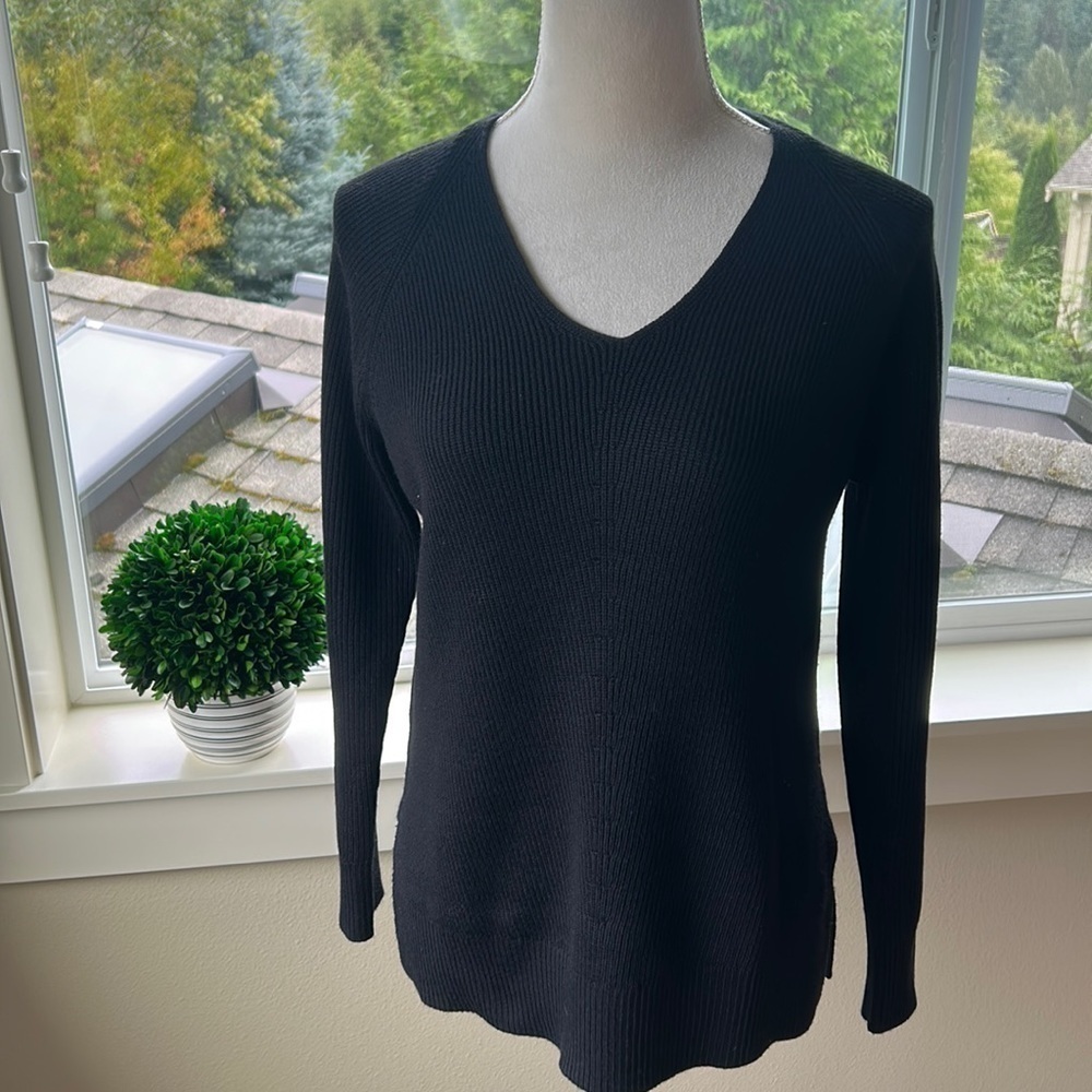 ATHLETA women’s Vneck black sweater size XS